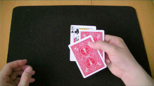 親指を使って、一番上のカードを下側にスライドさせます