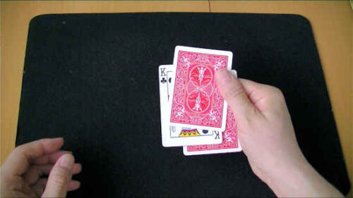 親指で一番j上のカードを上にスライドさせてズラすとキングが真ん中に移動したように見える