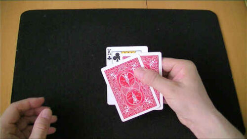 親指でカードをスムーズにスライドできるよう練習しましょう