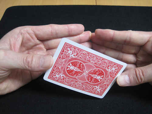カードを挟んだまま親指を斜めにすることもできます