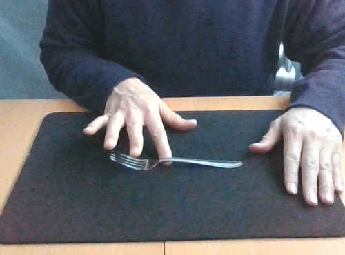 フォークをテーブルにおいて、付け根の曲がり具合を示します