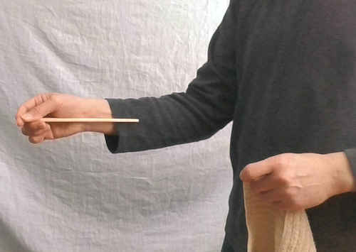 割り箸は右腕の内側に隠し持ちます