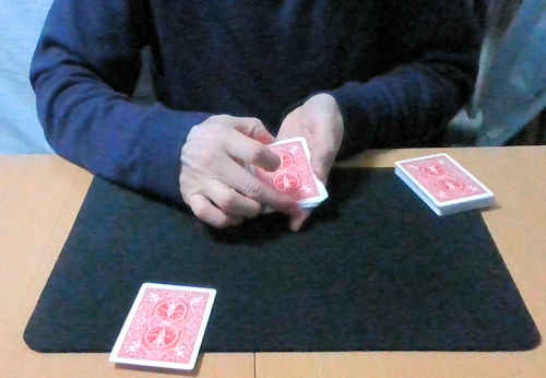 テーブルに置いたカードを、左手に持ちます