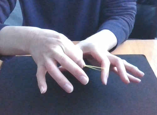 右手の位置を移動させながら、左手の親指の動きをカバーします