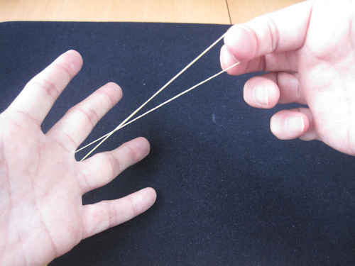 手の平を上にして、輪ゴムは中指と薬指の間から出してきます