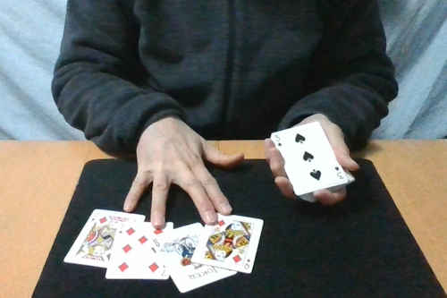 テーブルにある４枚のカードを全て表向きにしてこのマジックを終えます
