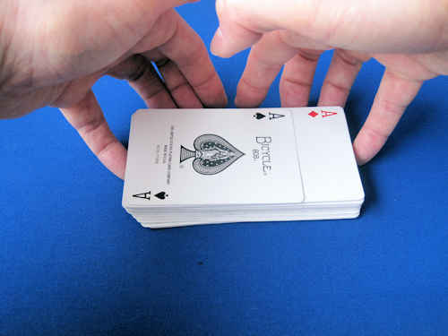 左右の指でトランプをおさえながら、カードを揃えていきます