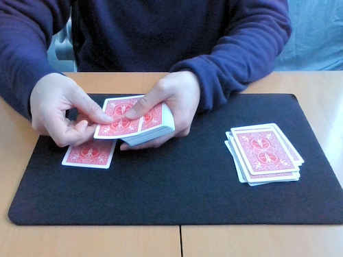 １枚ずつカードをテーブルにおいていきます。