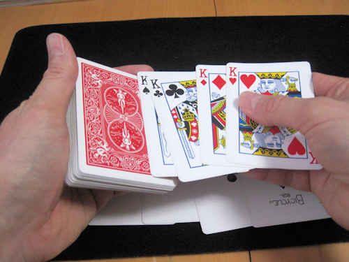 ４枚のキングのカードをトランプの束の一番j上に重ねる