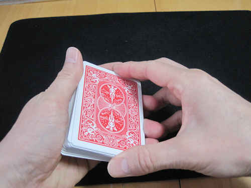トランプの束の一番上は、エース４枚のカードが裏向きで配置された