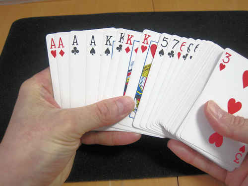 トップ４枚がエースのカード、次がキングの４枚のカード