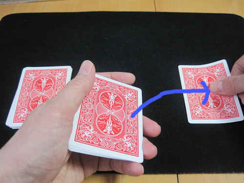 手元のトランプの束から、１枚ずつカードをテーブルにおいていく