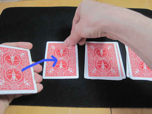 手元のトランプの束から、１枚カードをテーブルに置きます