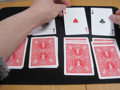 エースのカードが２枚現れます