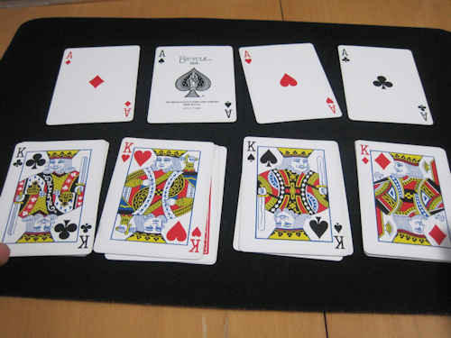 エース４枚とキング４枚のカードを出現させてマジックが完成します