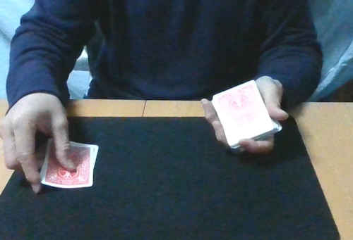 ジャックのカードは裏向きにしてテーブルに置きます
