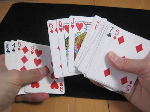 上から３枚カードを残して、左手でカードを取り上げて