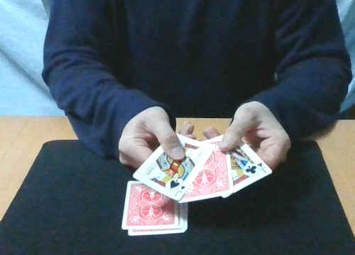 ２枚のジャックの間に、カードが１枚はさまれています