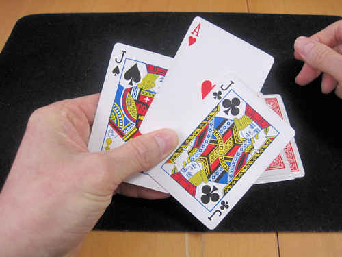 手元に残った３枚のカードはジャックの間にハートのエースが挟まれています