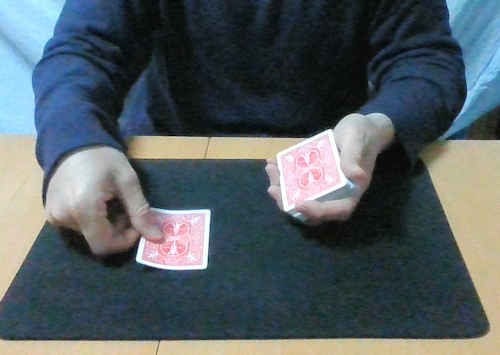 カードをテーブルに置いていき、２つの山を作る