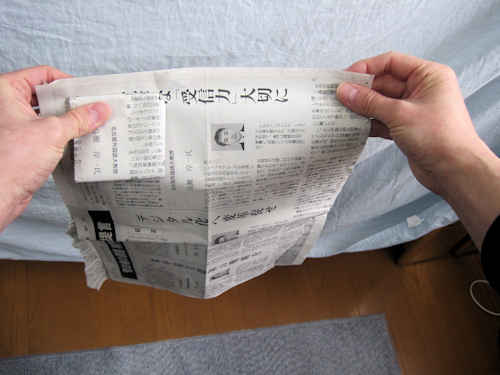 破った新聞紙を前側に重ねました