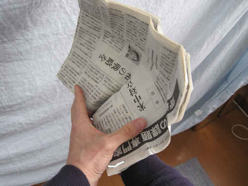 タネの新聞紙を折りたたんだ順番に広げていきます