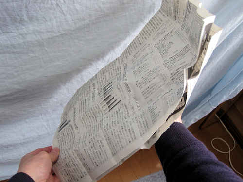 新聞紙を下に広げます。やぶった新聞紙は見えなくなりました