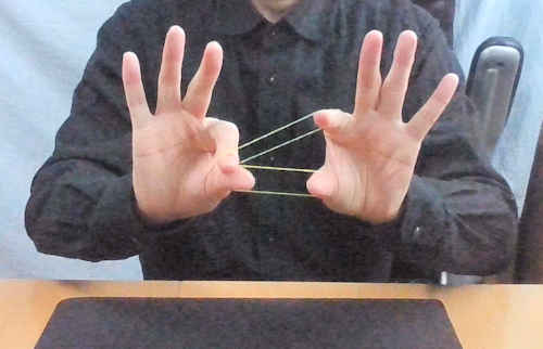 右手の人差し指と親指を合わせて、左手の人差し指と親指を離します