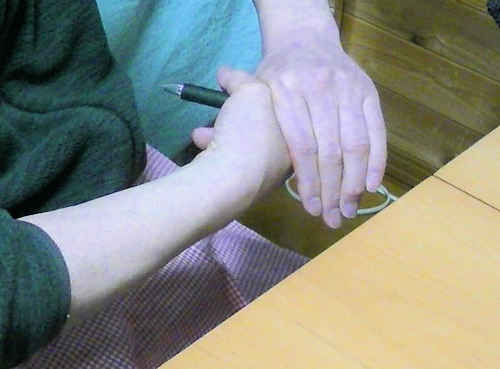 左手の４本指でペンを押さえます